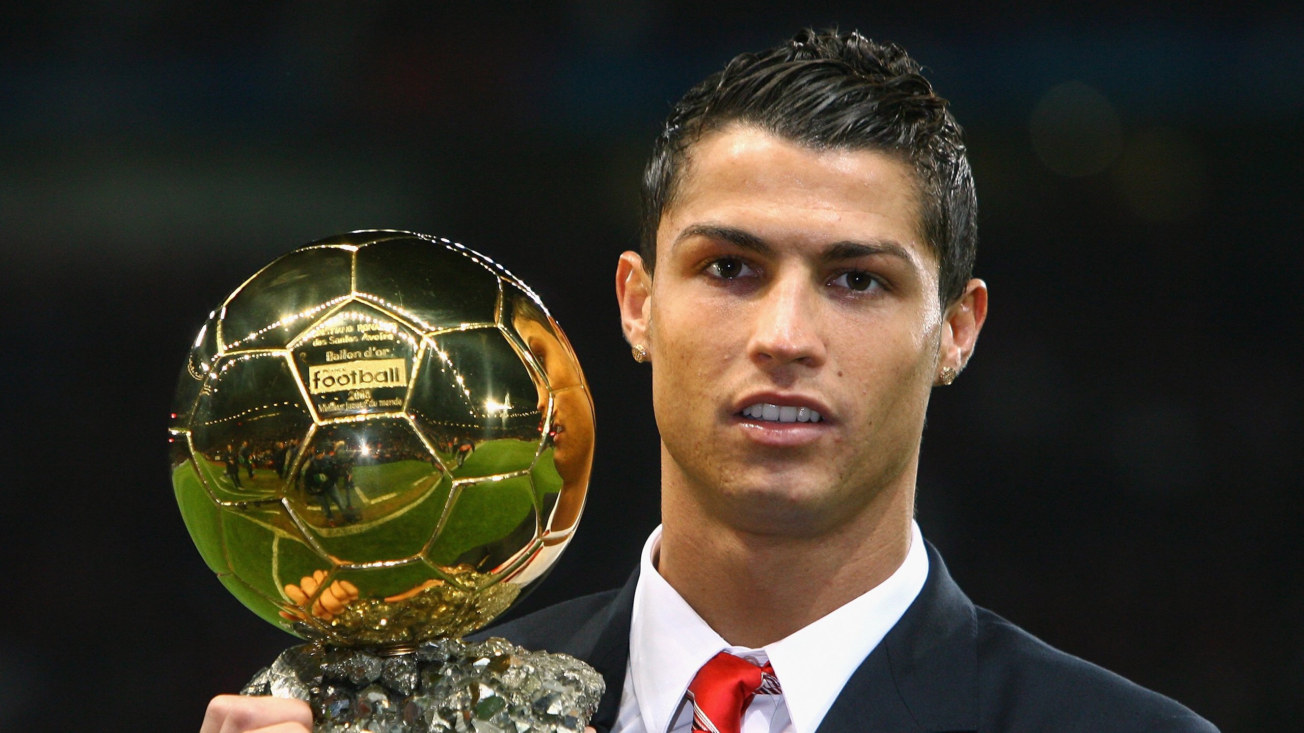 VAR再引争议!关键判罚左右比赛结局,球迷怒斥裁判‘毁掉精彩对决’