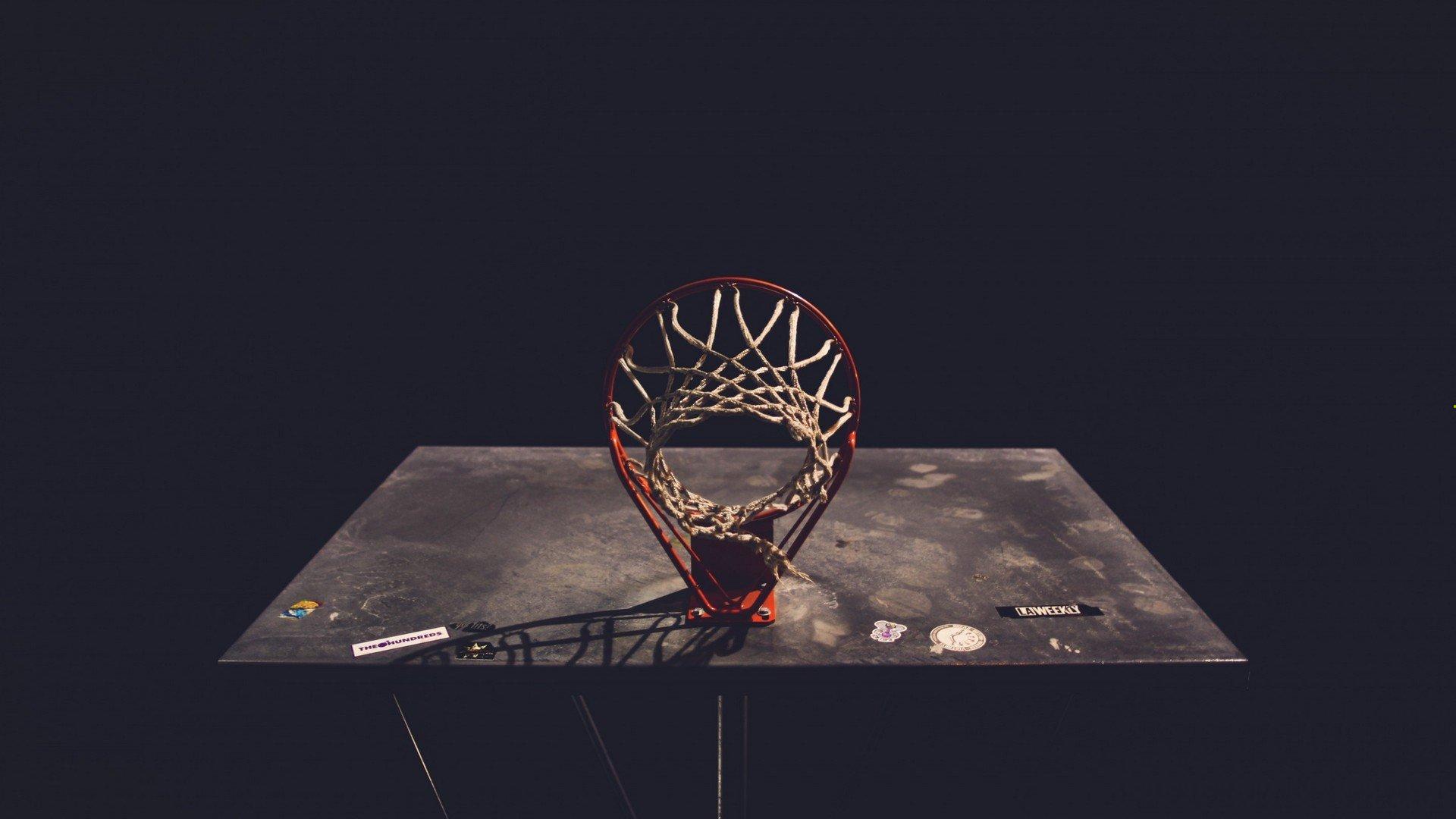 英超联赛激战正酣,曼城逆转利物浦登顶积分榜